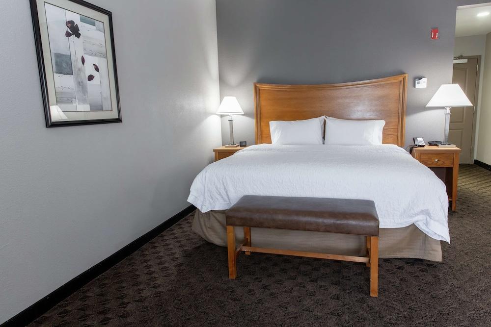 Hampton Inn & Suites Chesapeake-Square Mall
