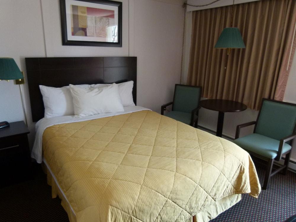 Country Squire Motel