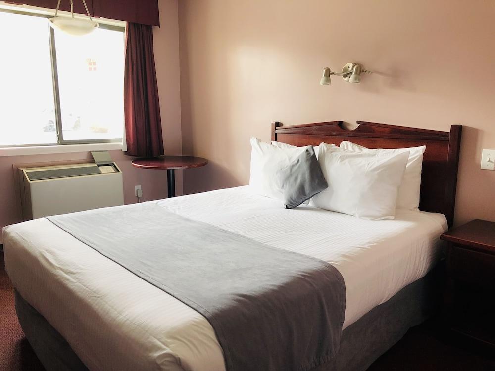 Super 8 by Wyndham Lake Country/Winfield Area