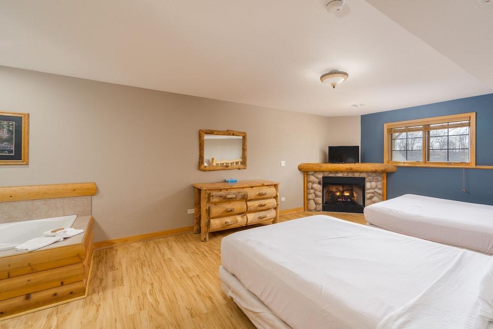 Grand Bear Resort at Starved Rock