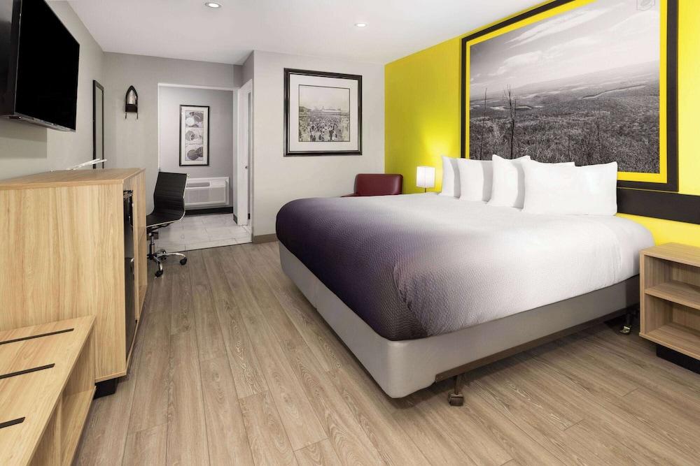 Super 8 by Wyndham Hazleton