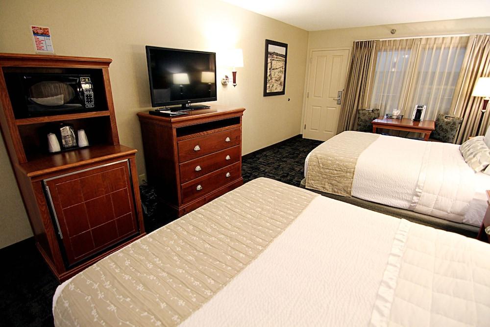 C'mon Inn Hotel & Suites