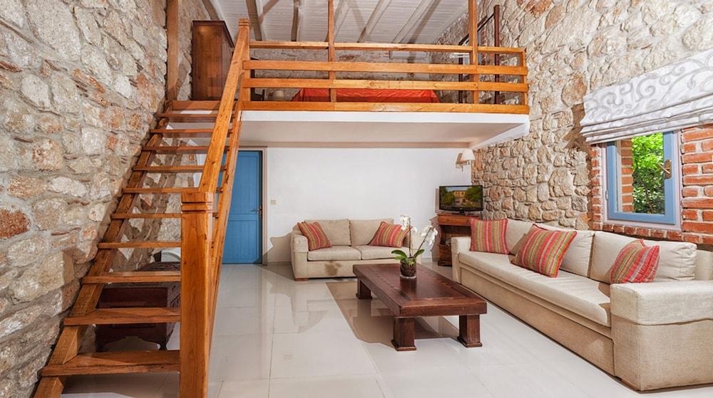 Petrino Suites Hotel