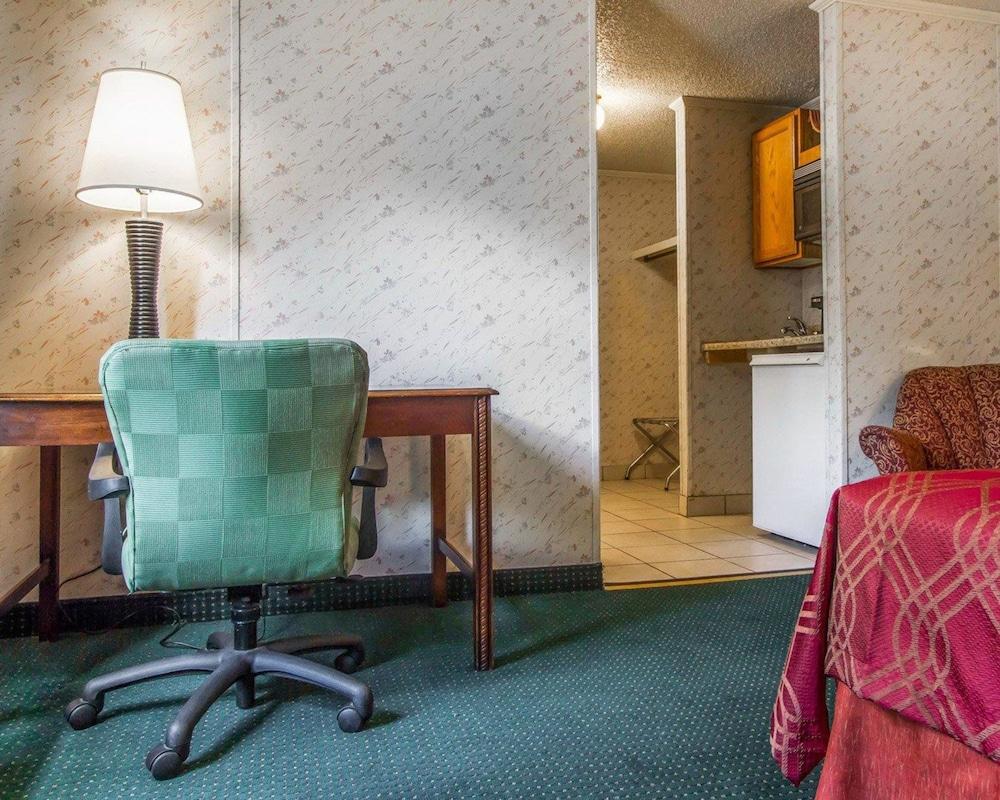 Rodeway Inn & Suites Brunswick near Hwy 1