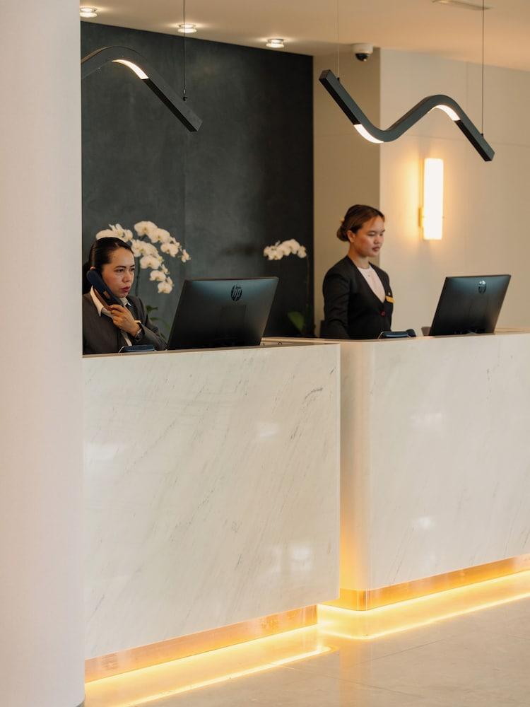 Millennium Lakeview Hotel