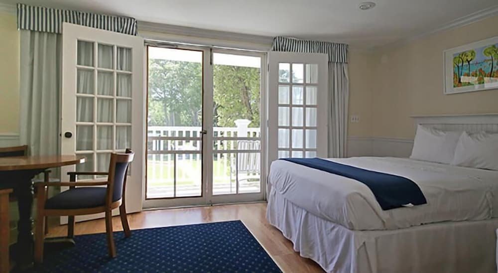 Colonial Inn in Harbor Springs