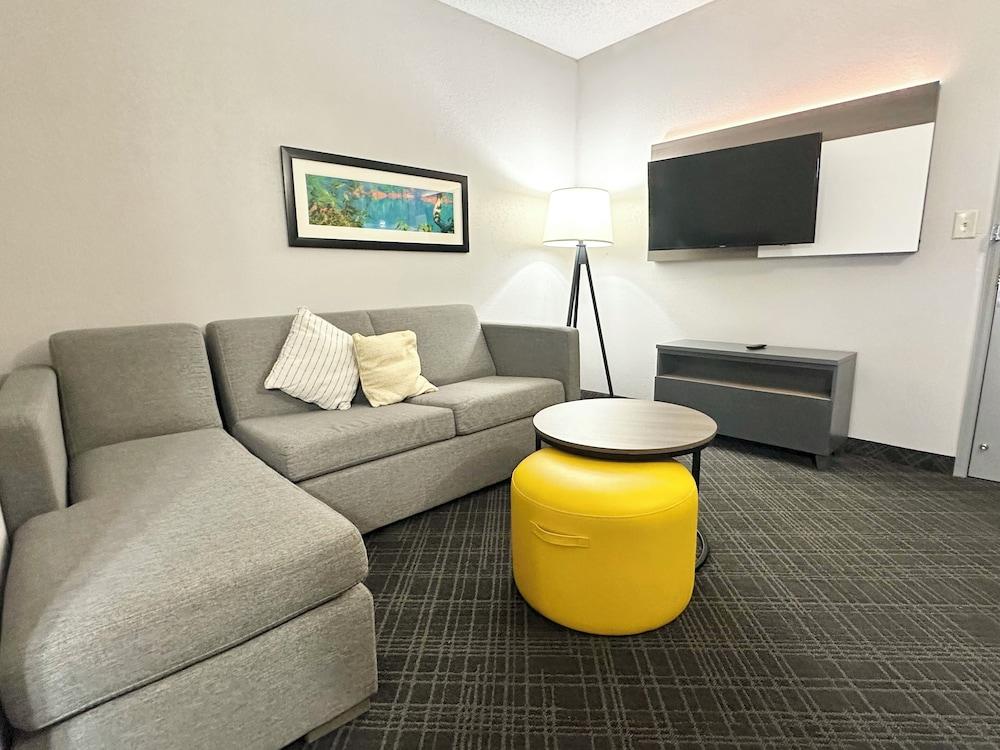 Comfort Inn & Suites Calhoun South