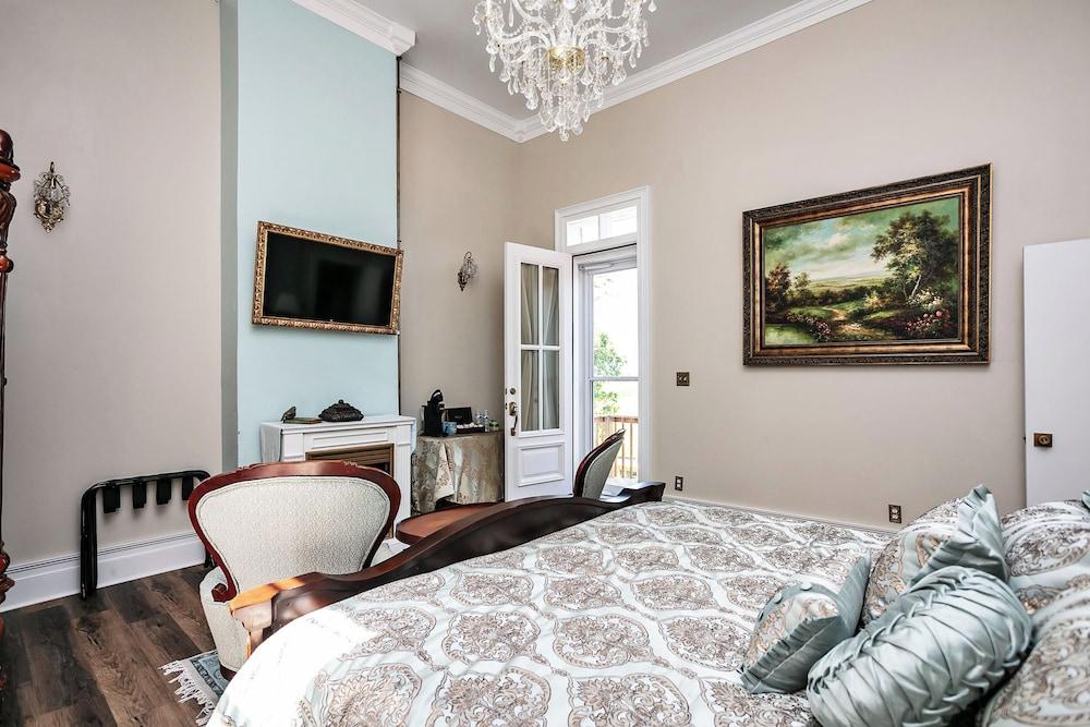 1851 Historic Maple Hill Manor B&B