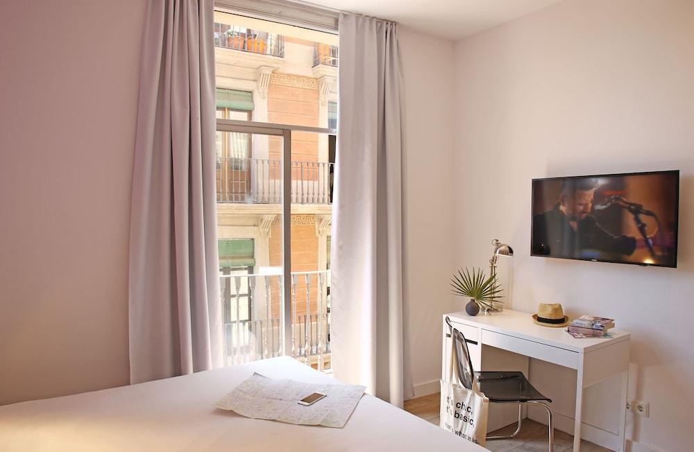 Chic & Basic Tallers Hostal