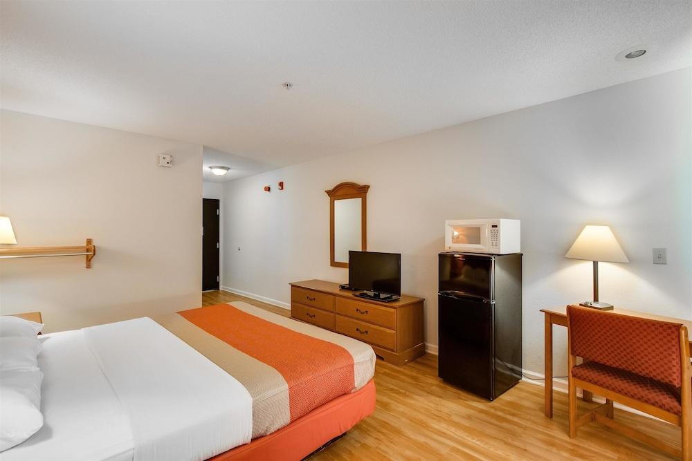 Motel 6 Hinesville, GA