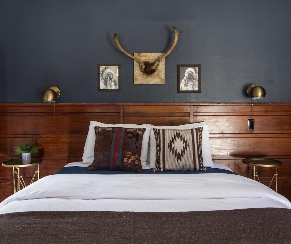 Noon Lodge at Mallard Bay