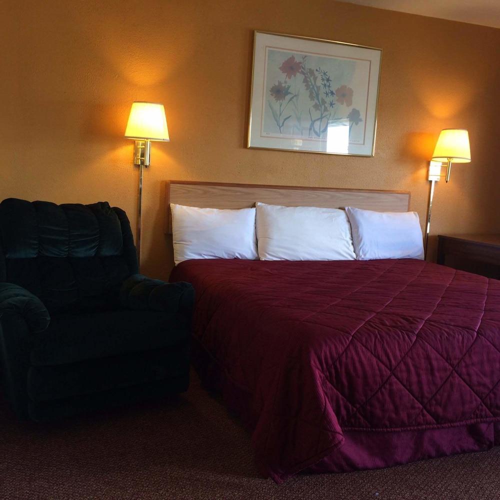 Super 7 Motel Sedalia