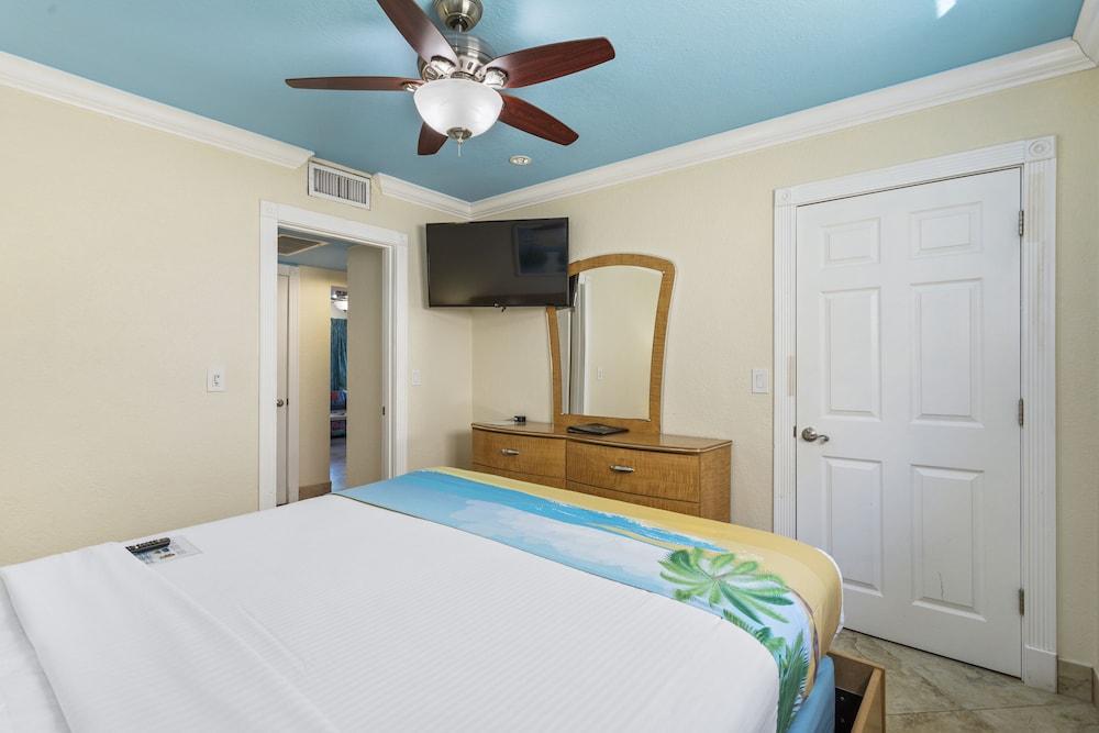 Bay Palms Waterfront Resort - Hotel and Marina