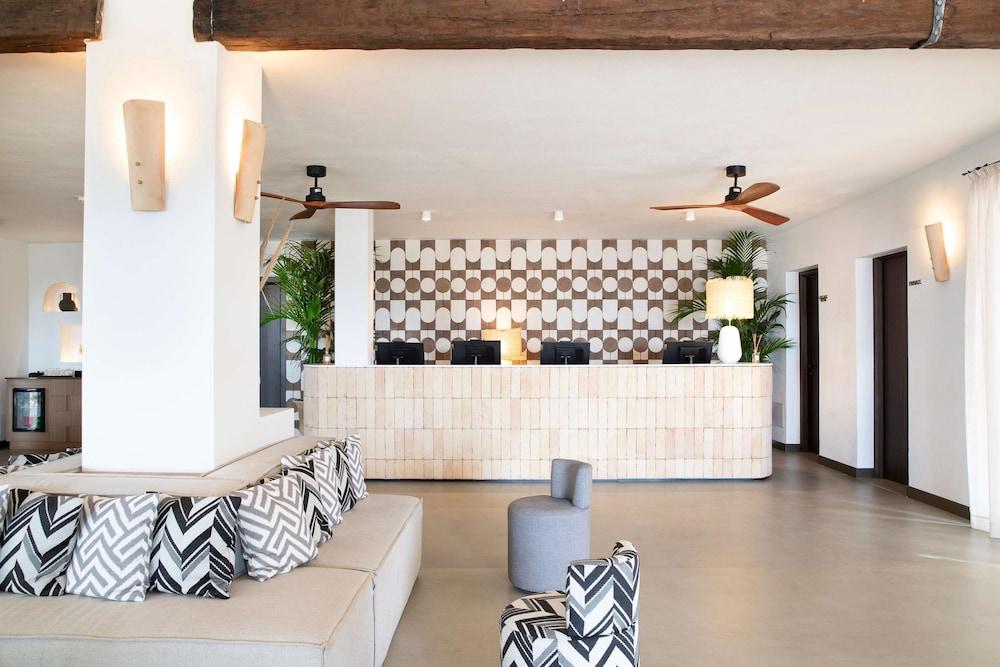 Mangia's Santa Teresa Sardinia, Curio Collection by Hilton