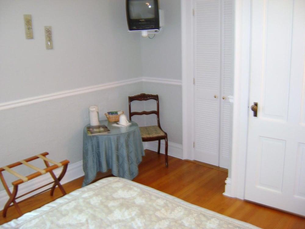 Four Creeks Bed & Breakfast