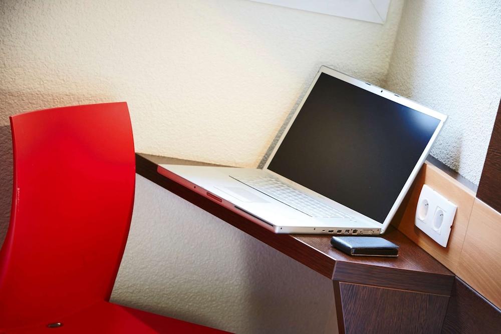 Premiere Classe Niort Est - La Crèche