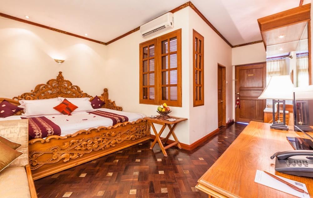 Hotel by the Red Canal