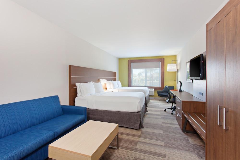 Holiday Inn Express & Suites Corona by IHG