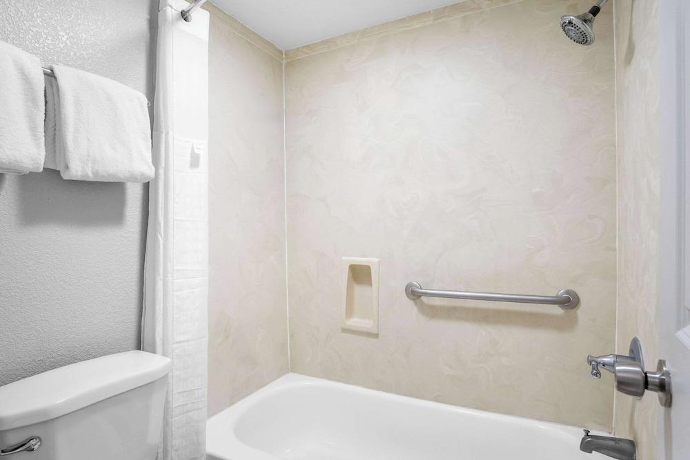 Rodeway Inn Waco Downtown near University