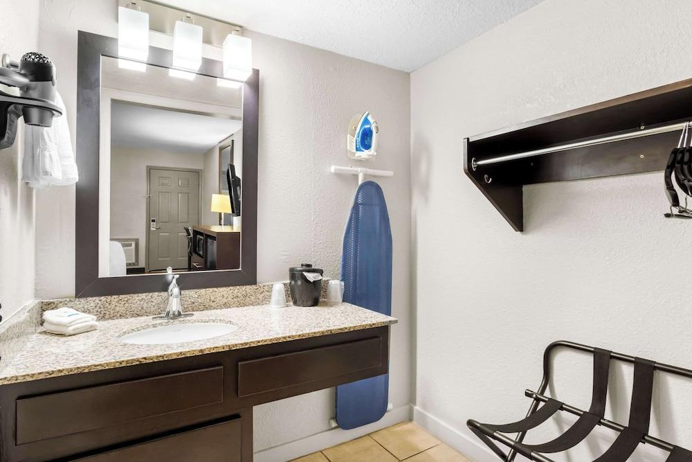 Rodeway Inn Waco Downtown near University