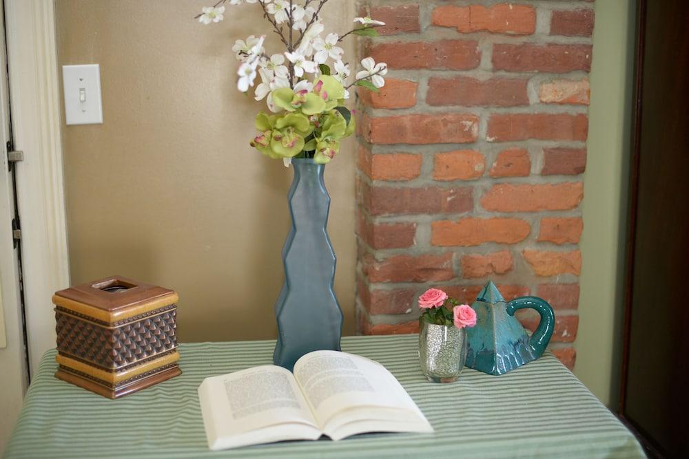 Naomi's Inn Bed & Breakfast