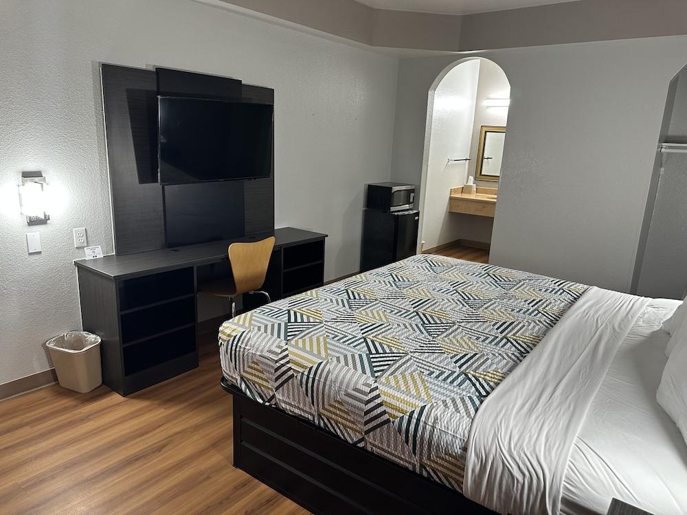 Motel 6 Alvarado, TX