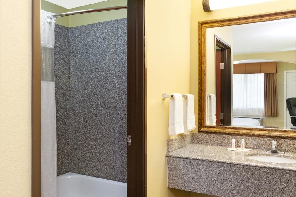 Howard Johnson by Wyndham Lafayette