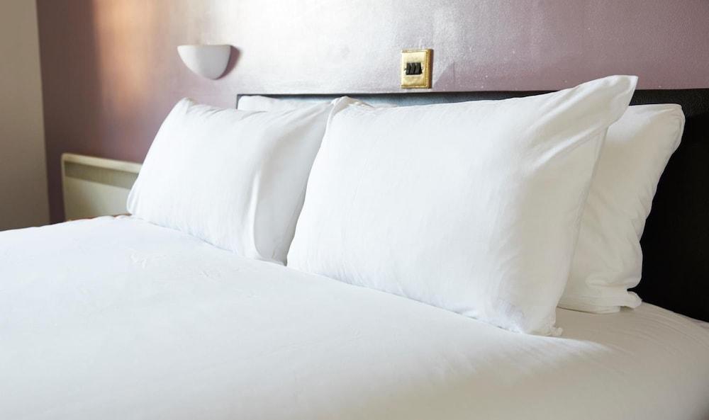 The Wee Waif Reading by Greene King Inns