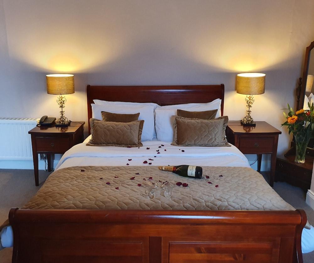 The Uppercross House Hotel