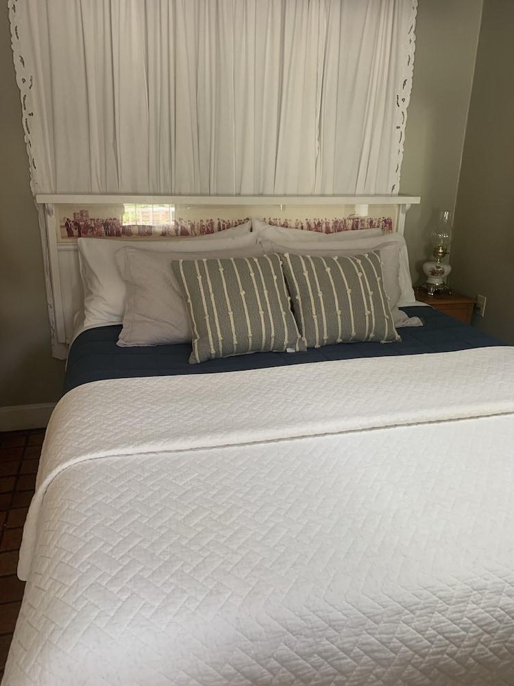 The Cottage @ 241 North