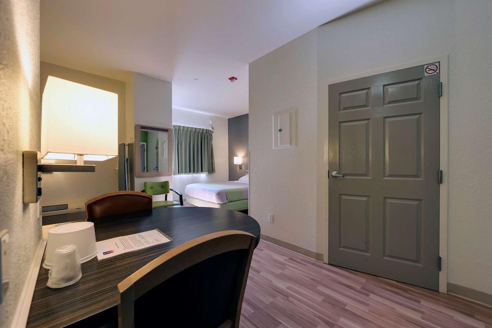 Studio 6 Mississauga, ON - Toronto