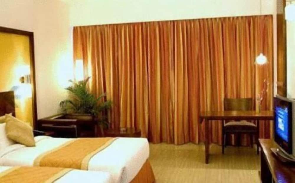 Featherlite Evoma Hotel