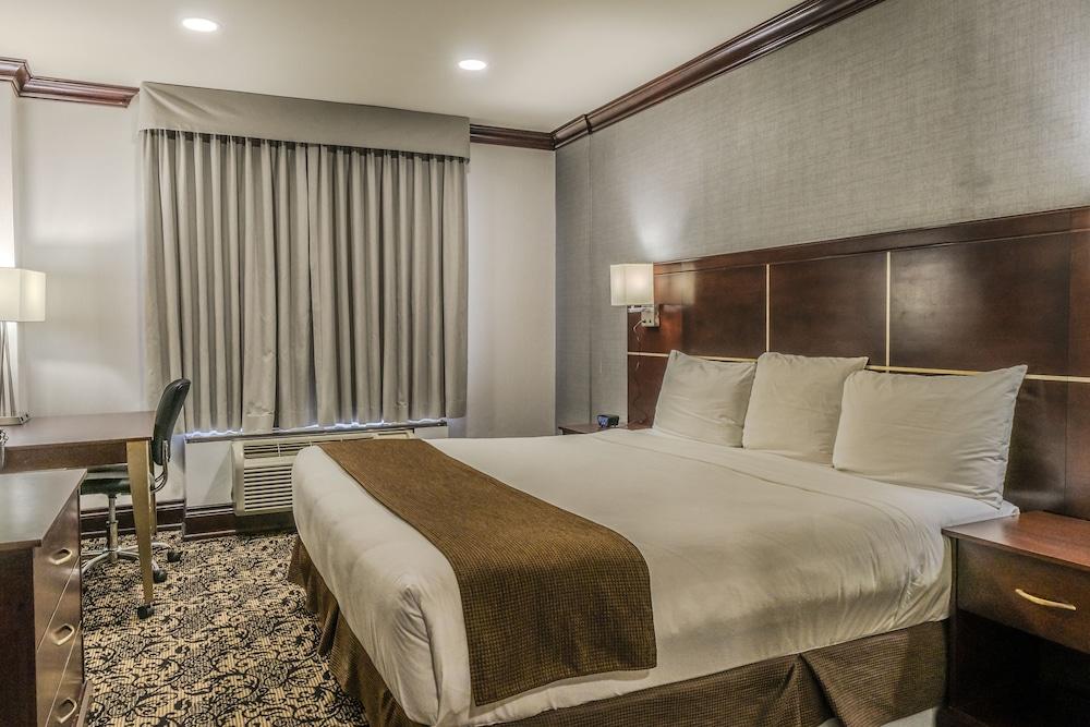 Woodbine Hotel and Suites