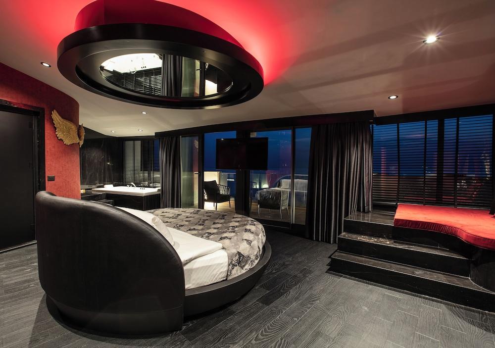 Charisma De Luxe Hotel