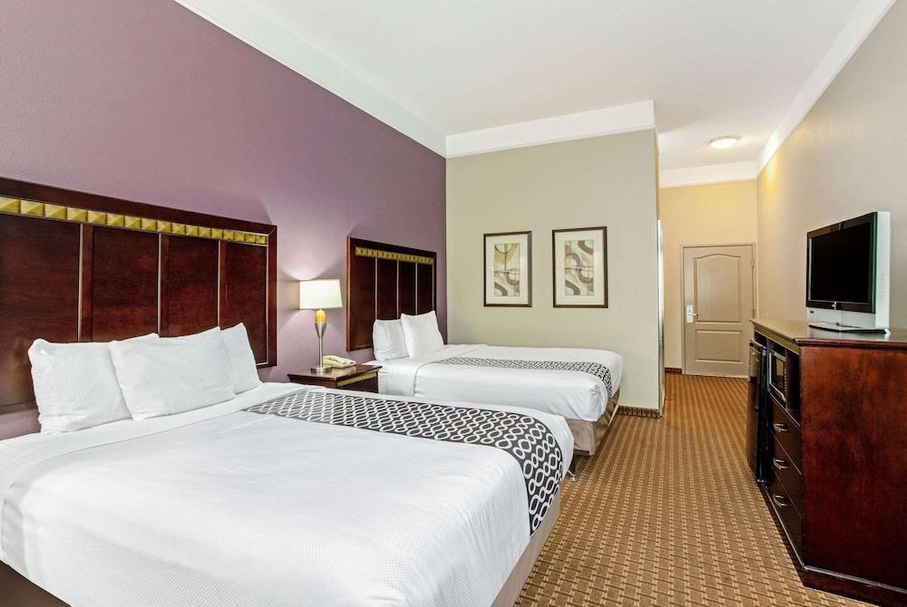 La Quinta Inn & Suites by Wyndham Cleburne