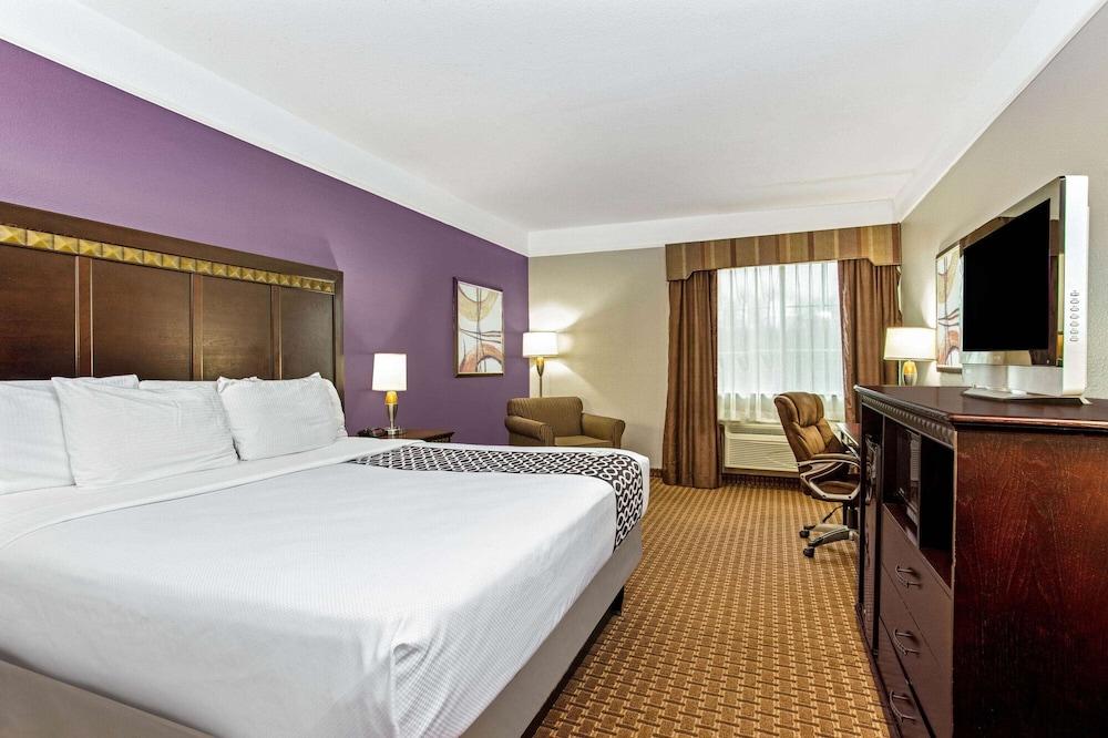 La Quinta Inn & Suites by Wyndham Cleburne