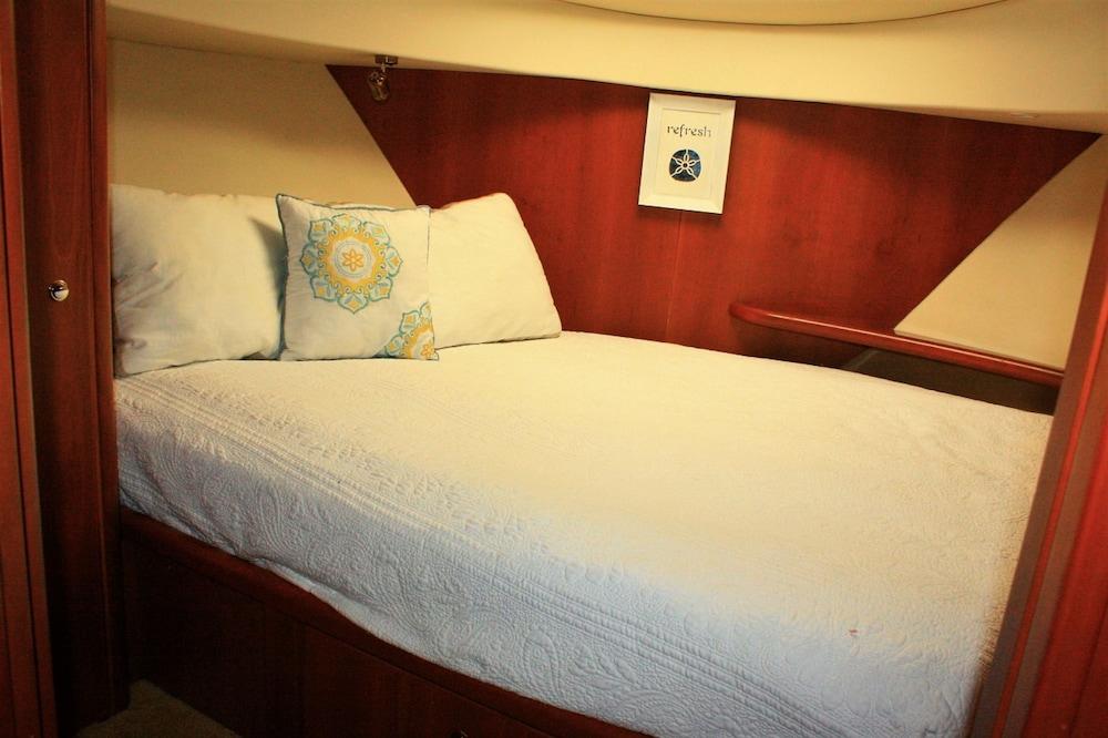 Dockside Boat & Bed Long Beach