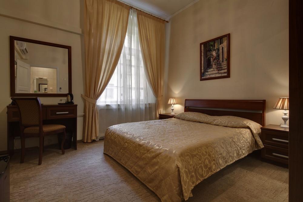 Sonata at Palace Square