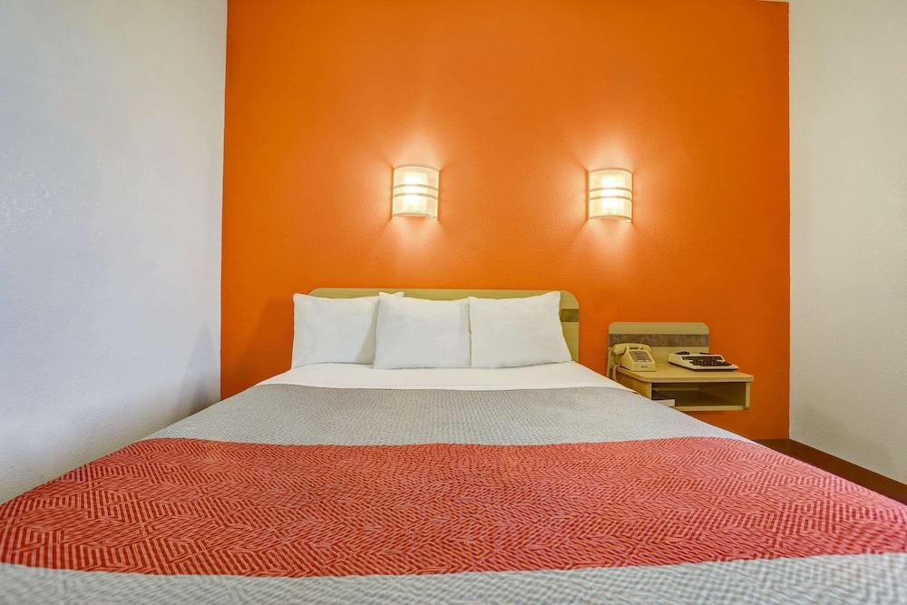 Howard Johnson by Wyndham Lemoore