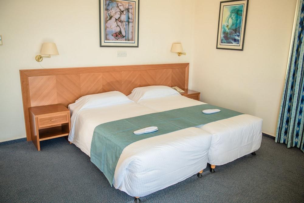 Cynthiana Beach Hotel