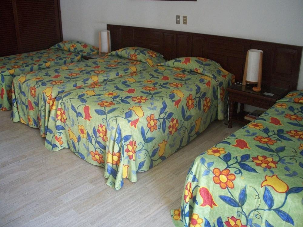 Sands Acapulco Hotel & Bungalows