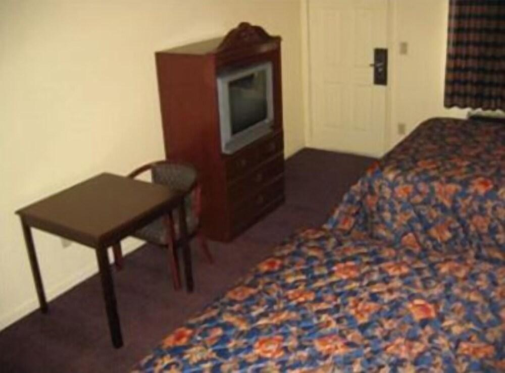 Executive Inn & Suites