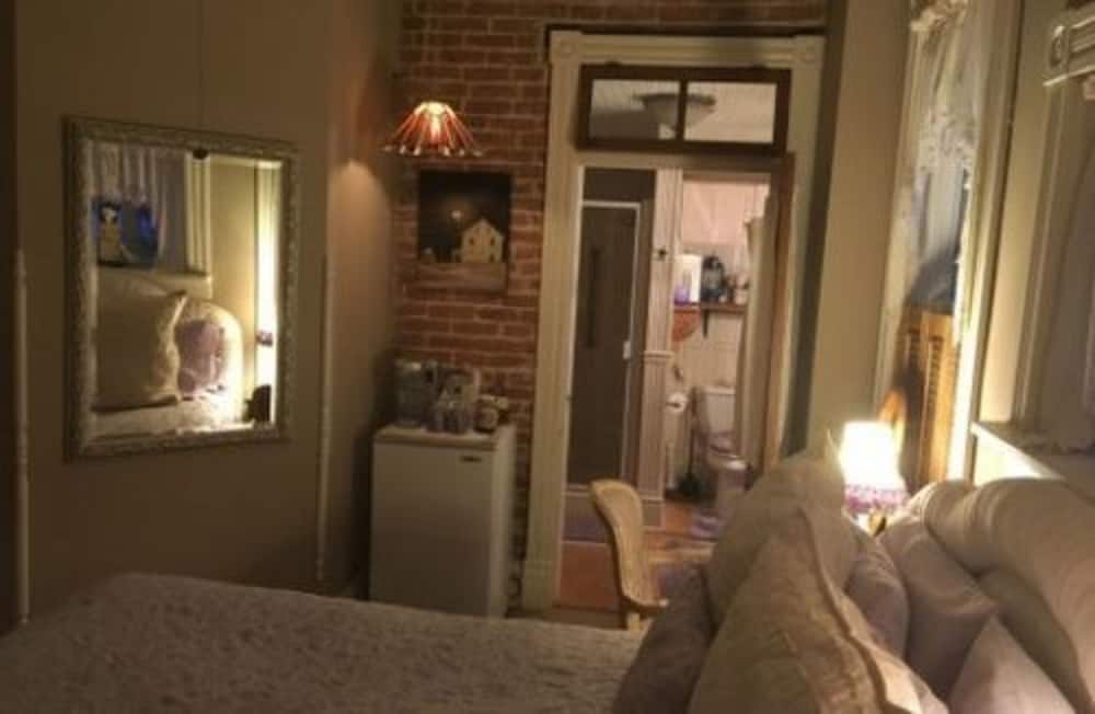 Historic Iron Horse Inn