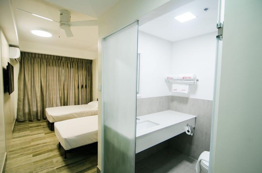 Travelite Express Hotel