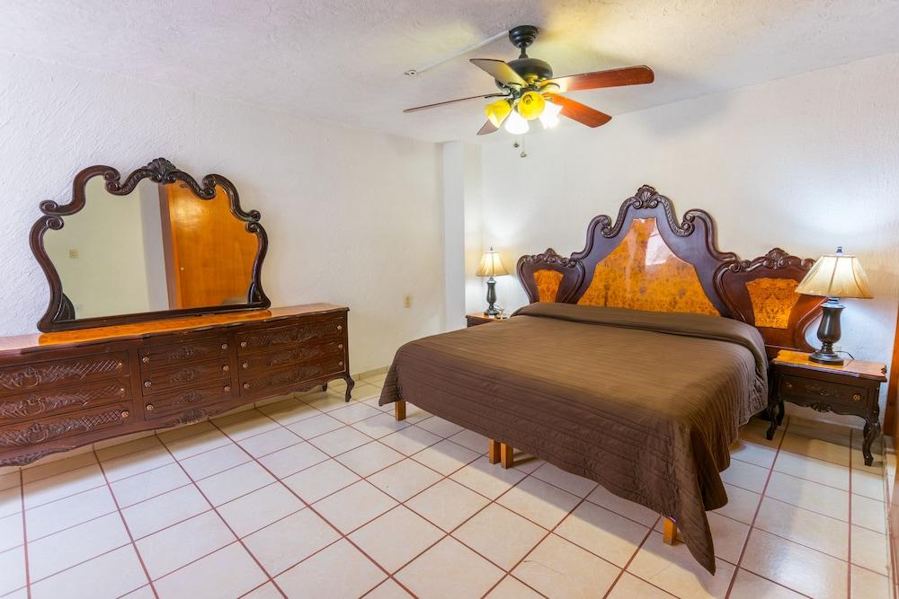 Suites Poliforum Inn