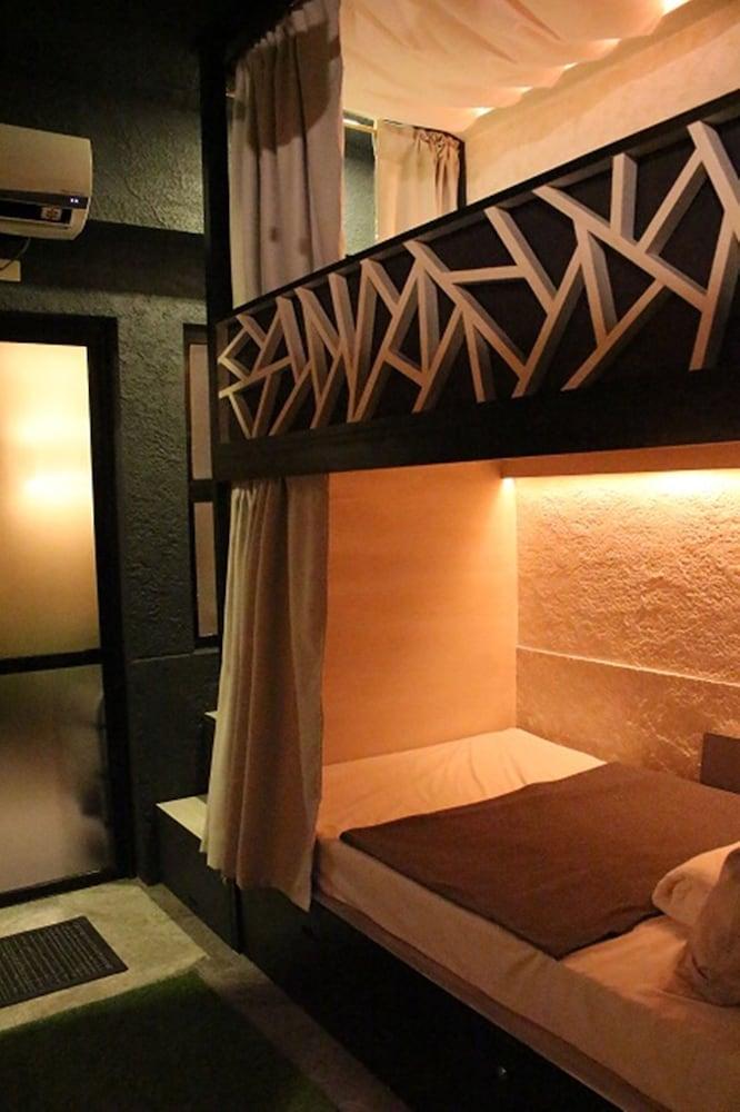 The Cavern Pod Hotel & Specialty Café - Hostel