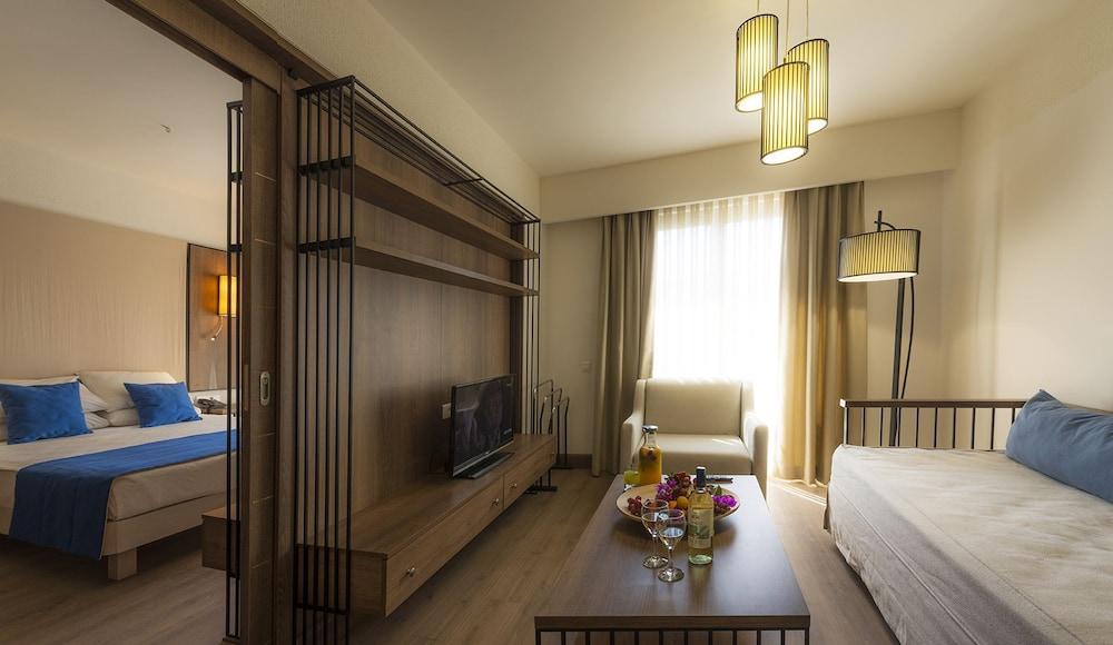 Liv Hotel By Bellazure