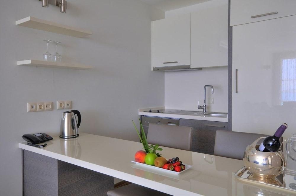 Delmar Suites & Residence