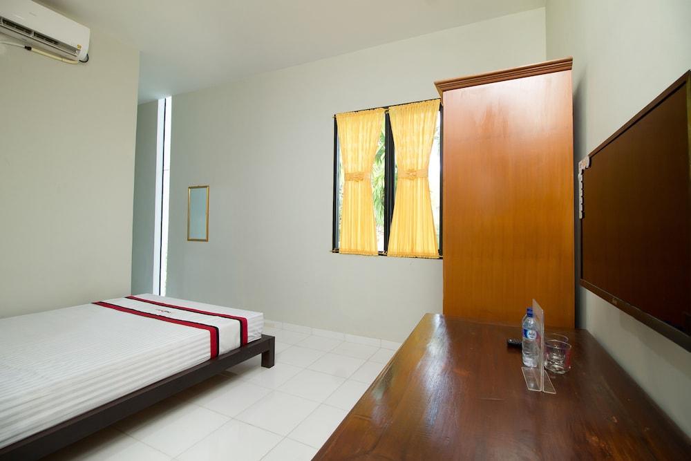 RedDoorz @ Pulo Gebang