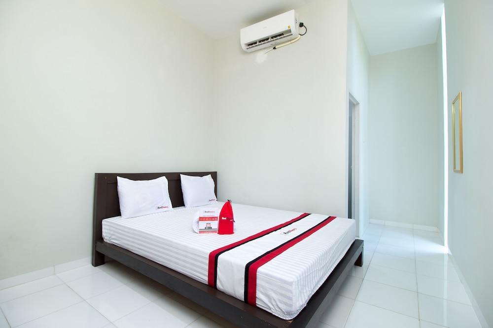 RedDoorz @ Pulo Gebang